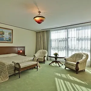 https://alexander.bucharesthotelsnow.com
